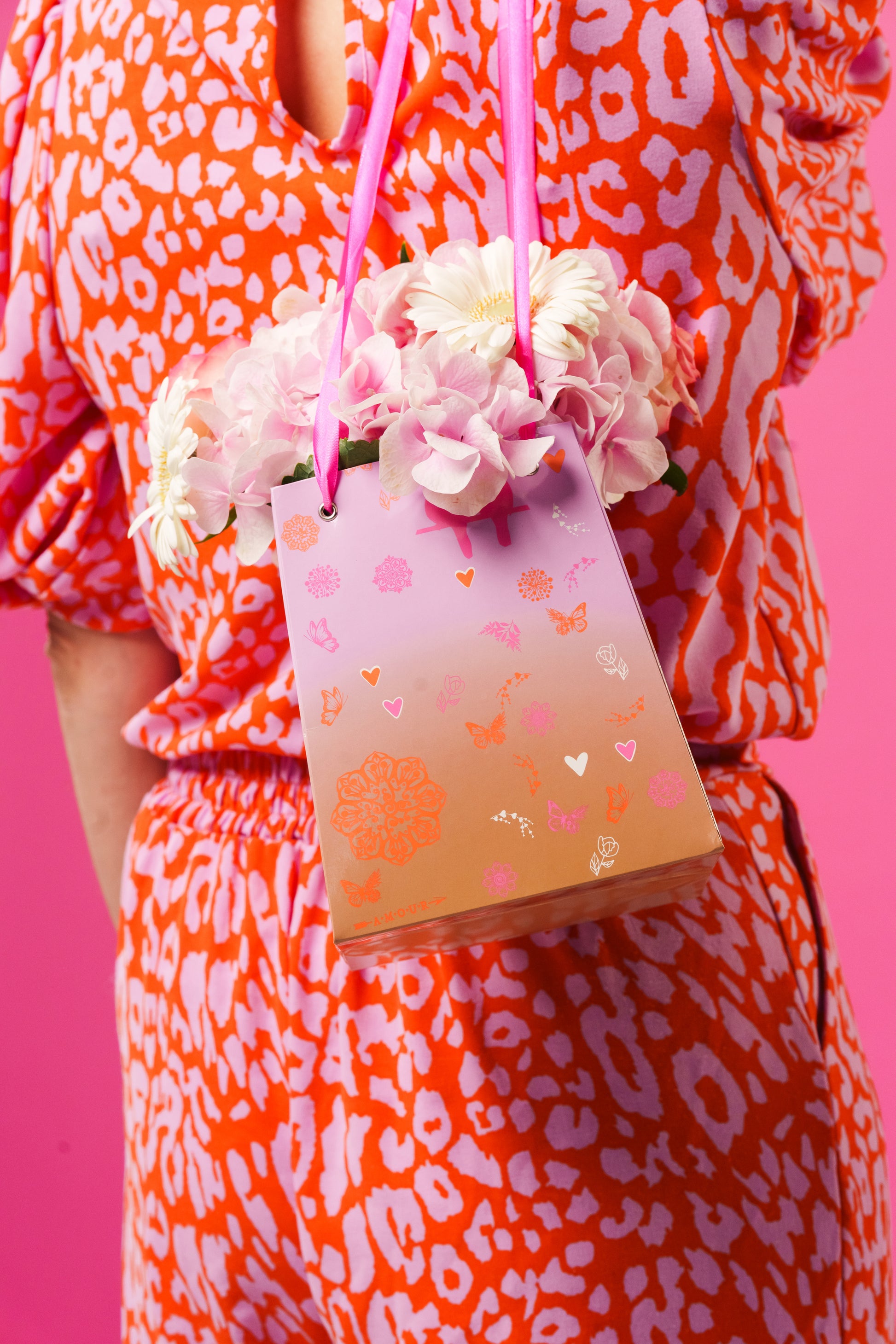 Coral Garden Vasebag Pink with flowers